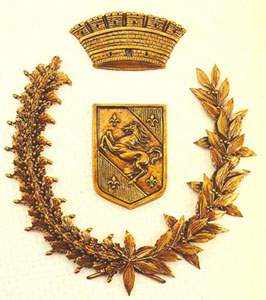 Corona in bronzo e stemma comunale